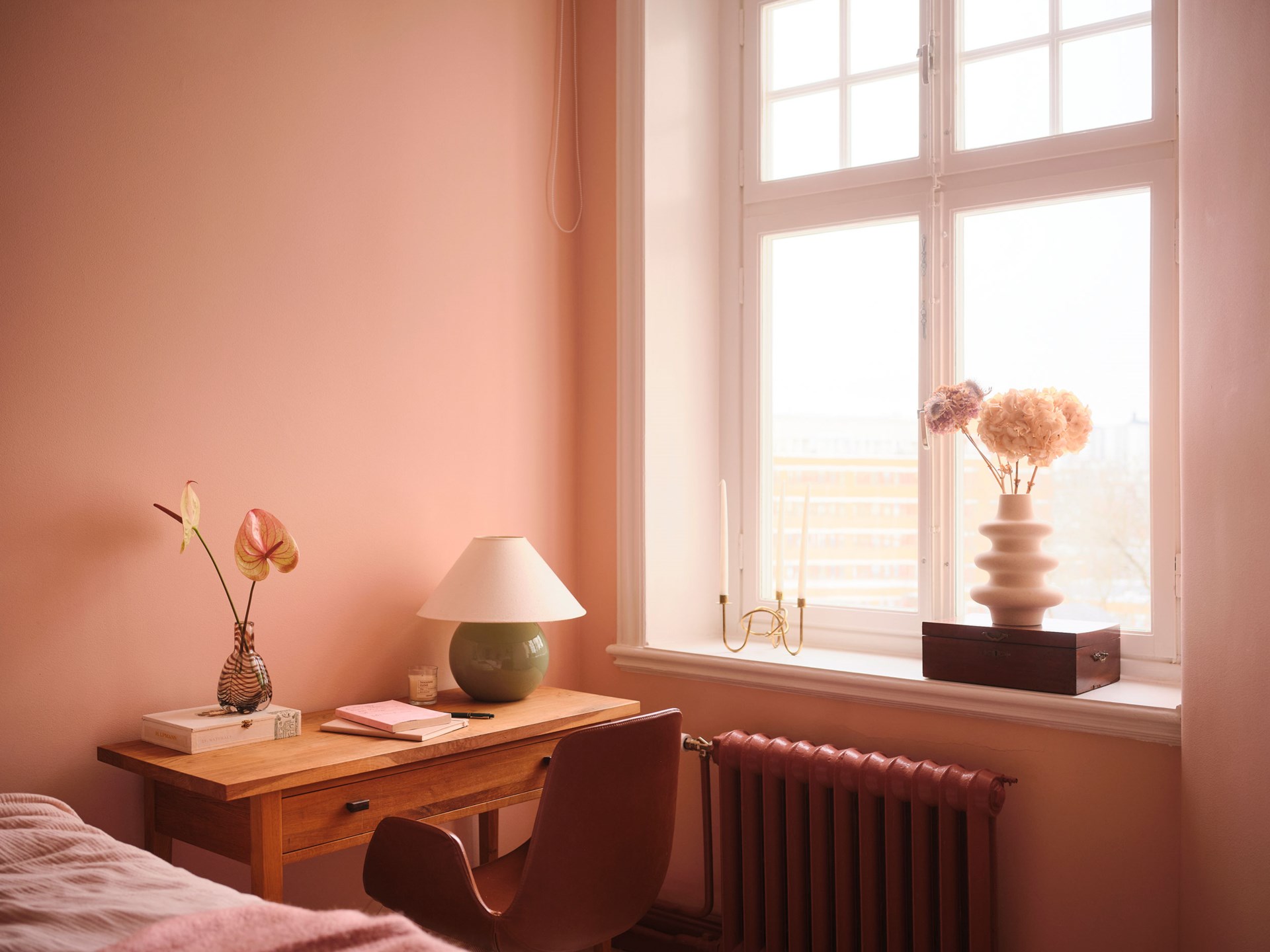 espace bureau vintage dans chambre rose décoration scandinave en tons doux