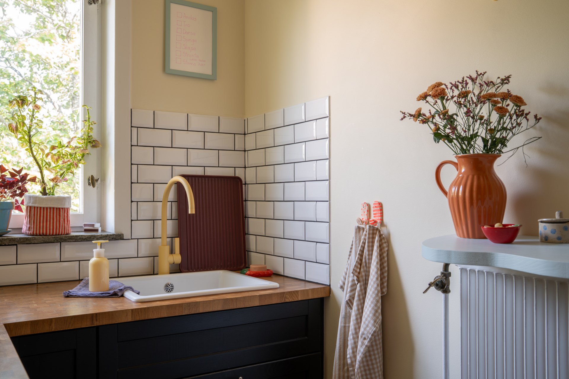 cuisine murs jaunes appartement 39m2 décoration colorée cuisine murs jaunes appartement 39m2 décoration colorée
