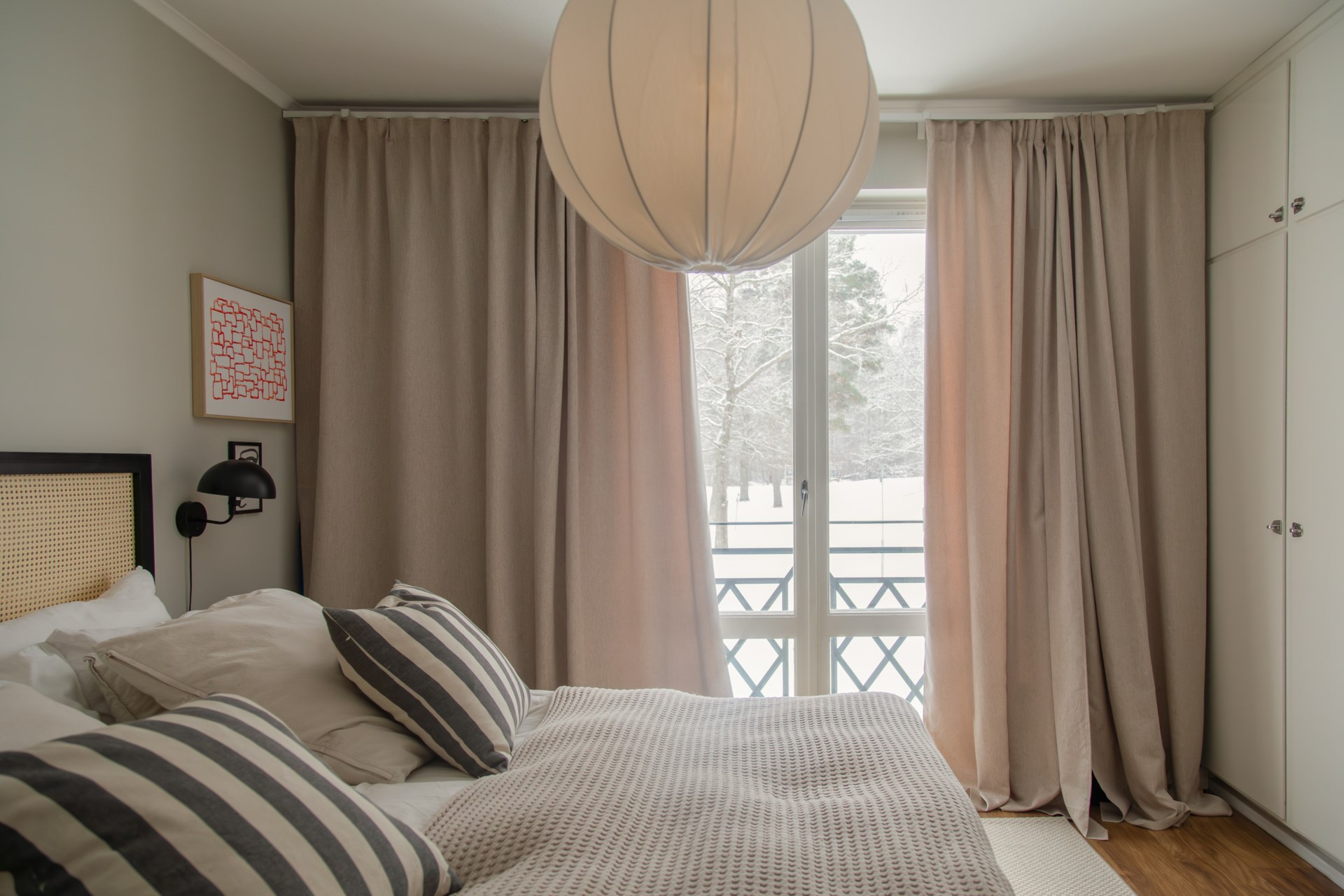 chambre avec placard décoration scandinave vue sur la forêt enneigée chambre avec placard décoration scandinave vue sur la forêt enneigée