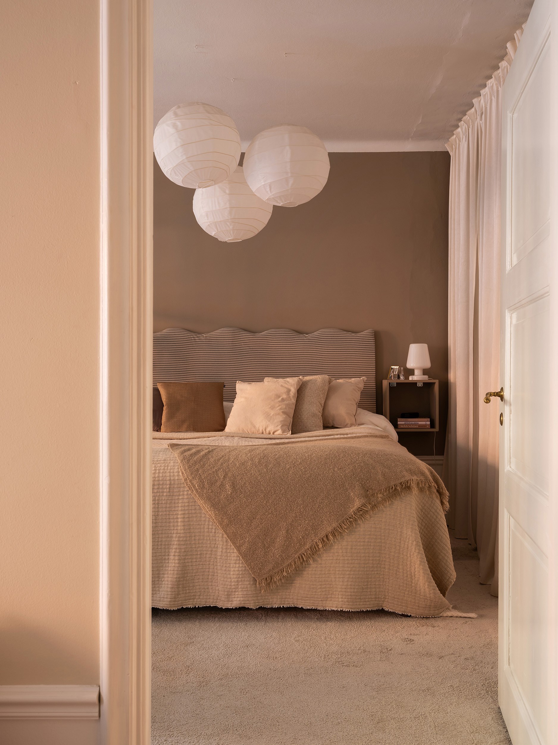 chambre avec dressing fermé par rideau décoration scandinave beige deux-pièces 51m2 chambre avec dressing fermé par rideau décoration scandinave beige deux-pièces 51m2