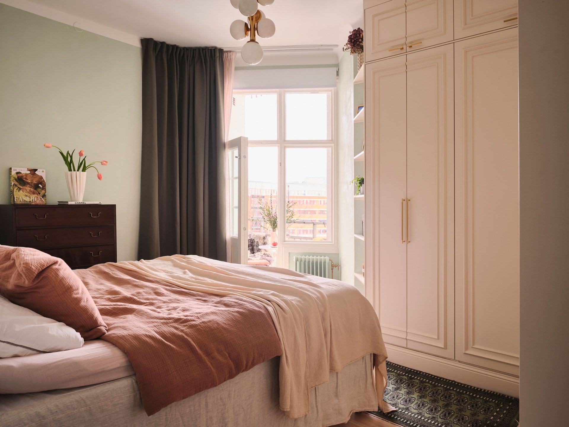 chambre rose et verte avec balcon décoration scandinave en tons doux