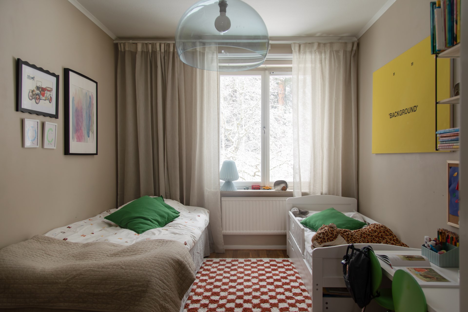 chambre enfant décoration scandinave vue sur la forêt enneigée chambre enfant décoration scandinave vue sur la forêt enneigée