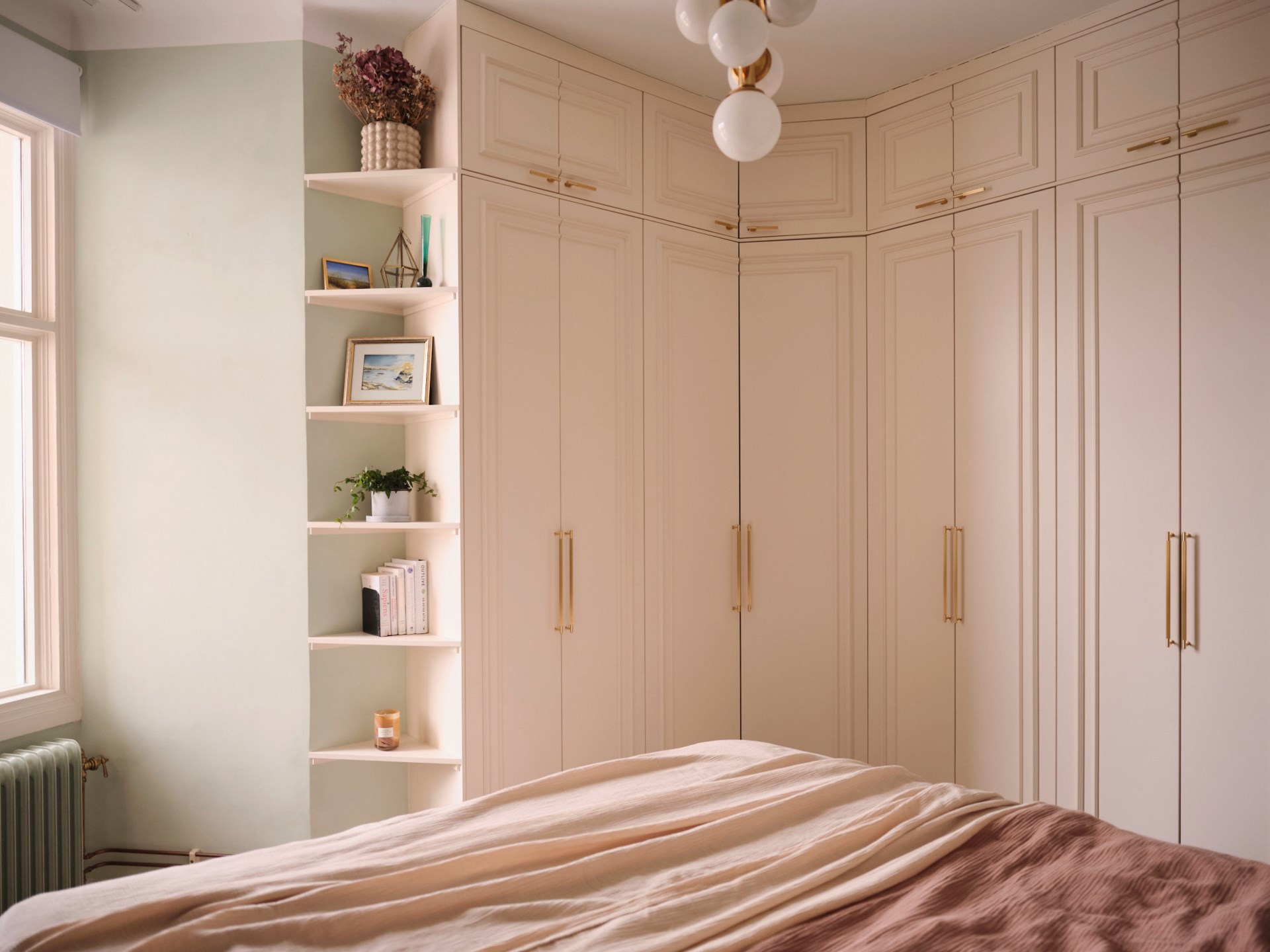chambre rose et verte avec balcon décoration scandinave en tons doux