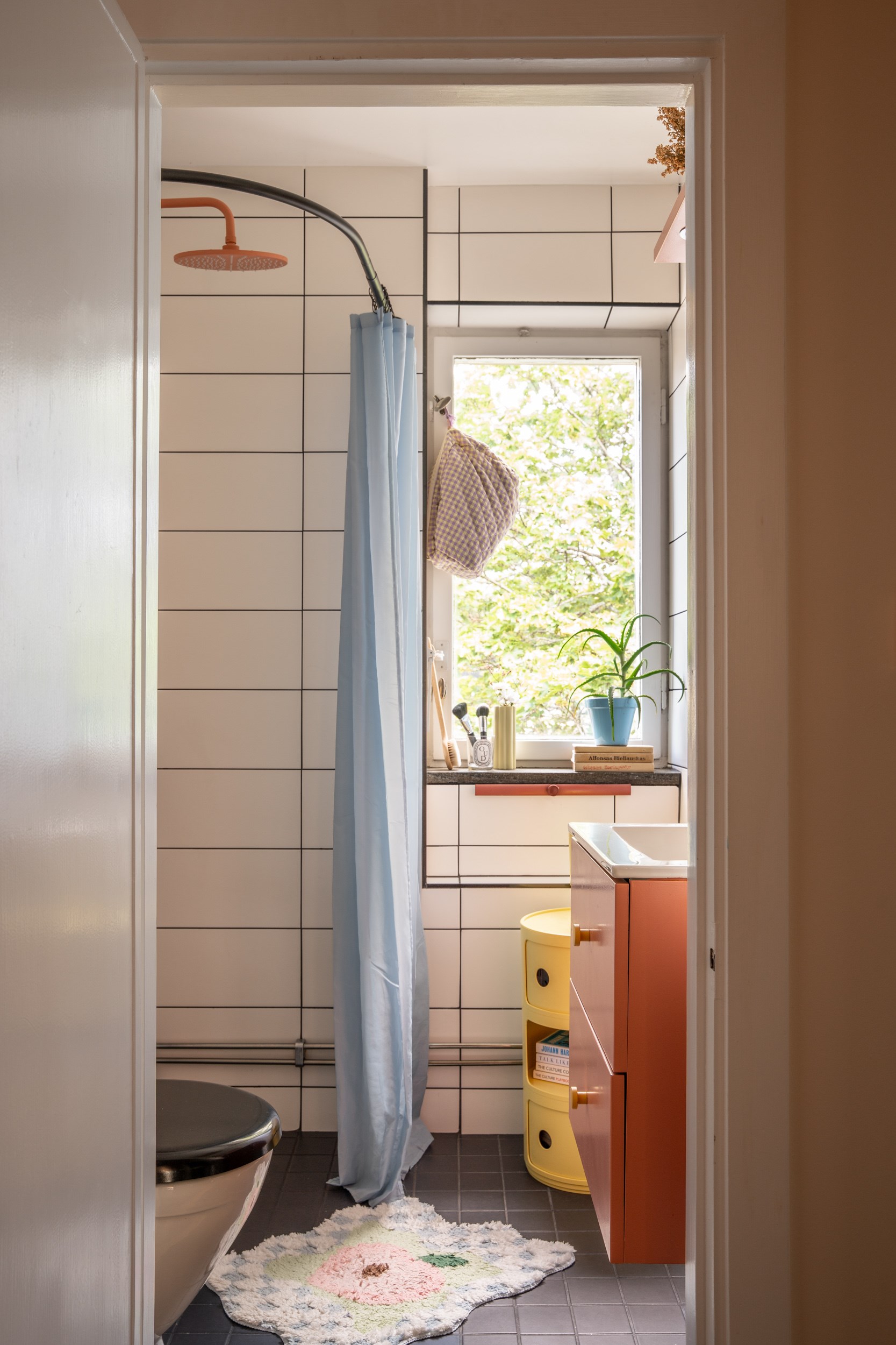 salle de bain meuble sous vasque terracotta appartement 39m2 décoration colorée salle de bain meuble sous vasque terracotta appartement 39m2 décoration colorée