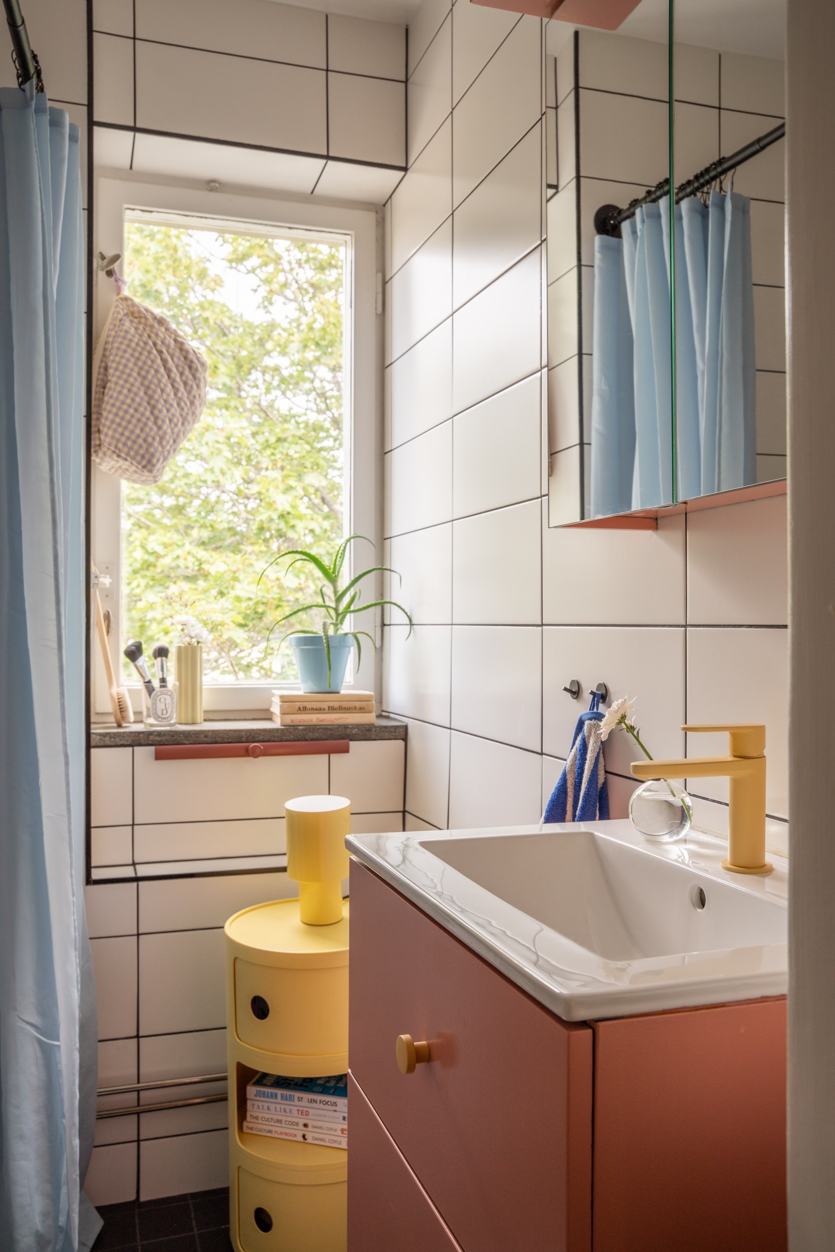 salle de bain meuble sous vasque terracotta appartement 39m2 décoration colorée salle de bain meuble sous vasque terracotta appartement 39m2 décoration colorée