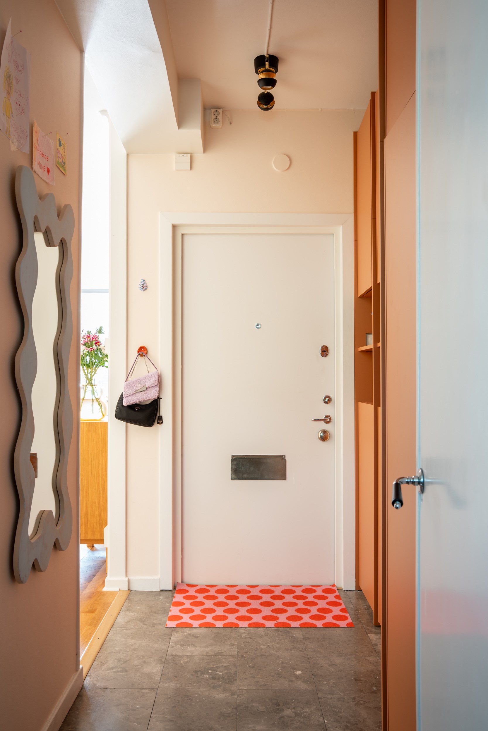 entrée murs terracotta appartement 39m2 décoration colorée entrée murs terracotta appartement 39m2 décoration colorée