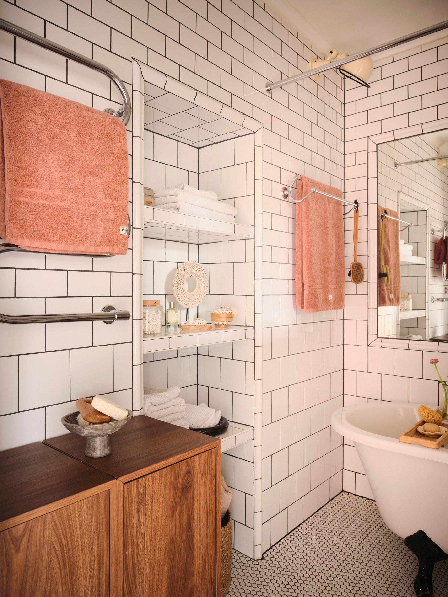 salle de bain rétro avec baignoire sur pieds de lion