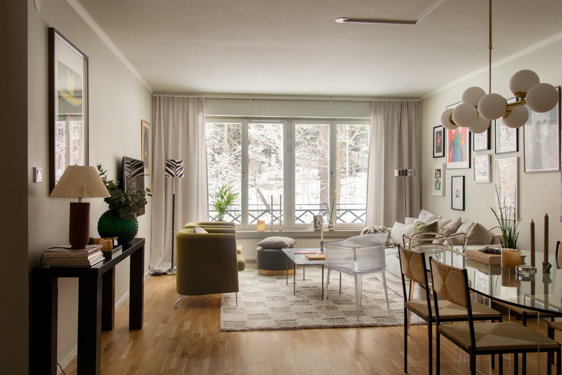 salon décoration scandinave avec vue sur la forêt enneigée salon décoration scandinave avec vue sur la forêt enneigée