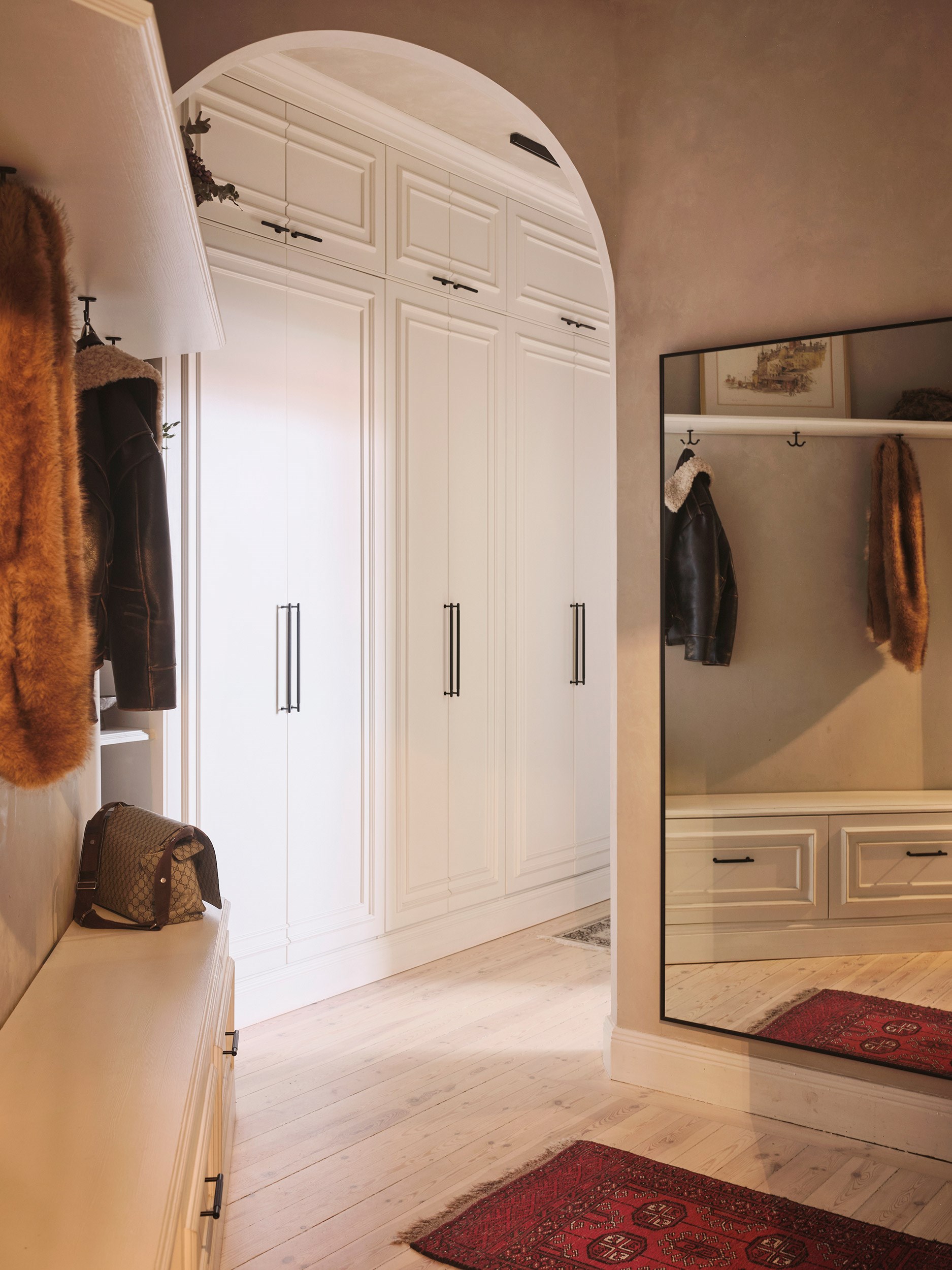 entrée avec placards et miroirs