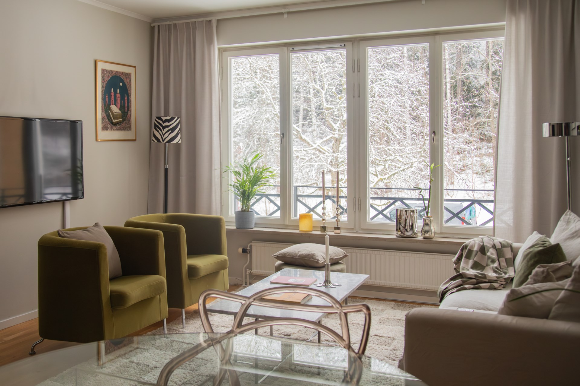 salon décoration scandinave avec vue sur la forêt enneigée salon décoration scandinave avec vue sur la forêt enneigée