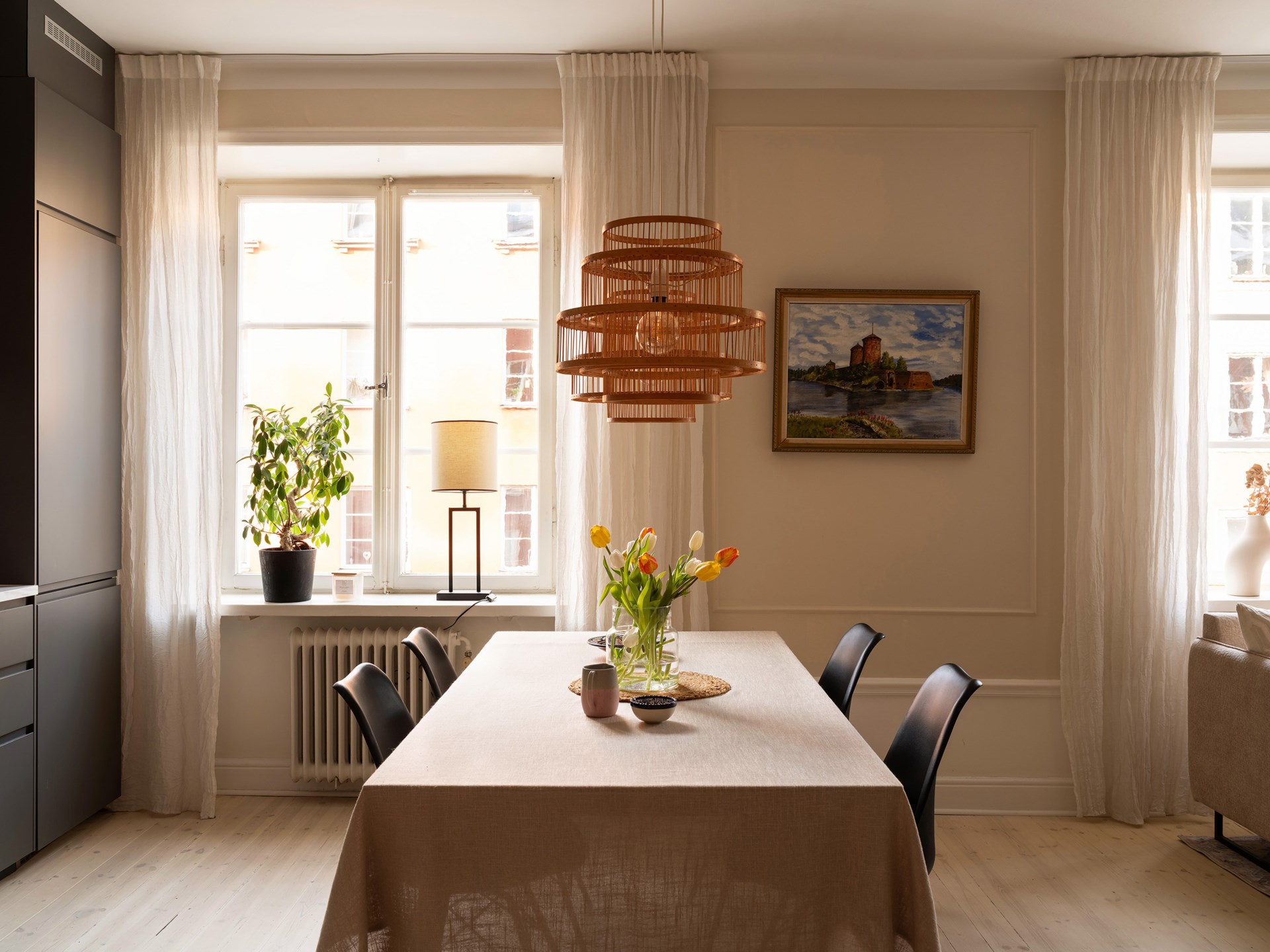 salle à manger et cuisine ouverte décoration scandinave beige deux-pièces 51m2 salle à manger et cuisine ouverte décoration scandinave beige deux-pièces 51m2