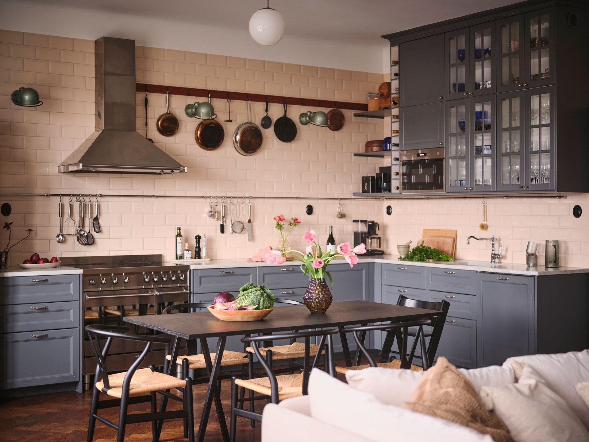 salon avec cuisine ouverte décoration scandinave en tons doux