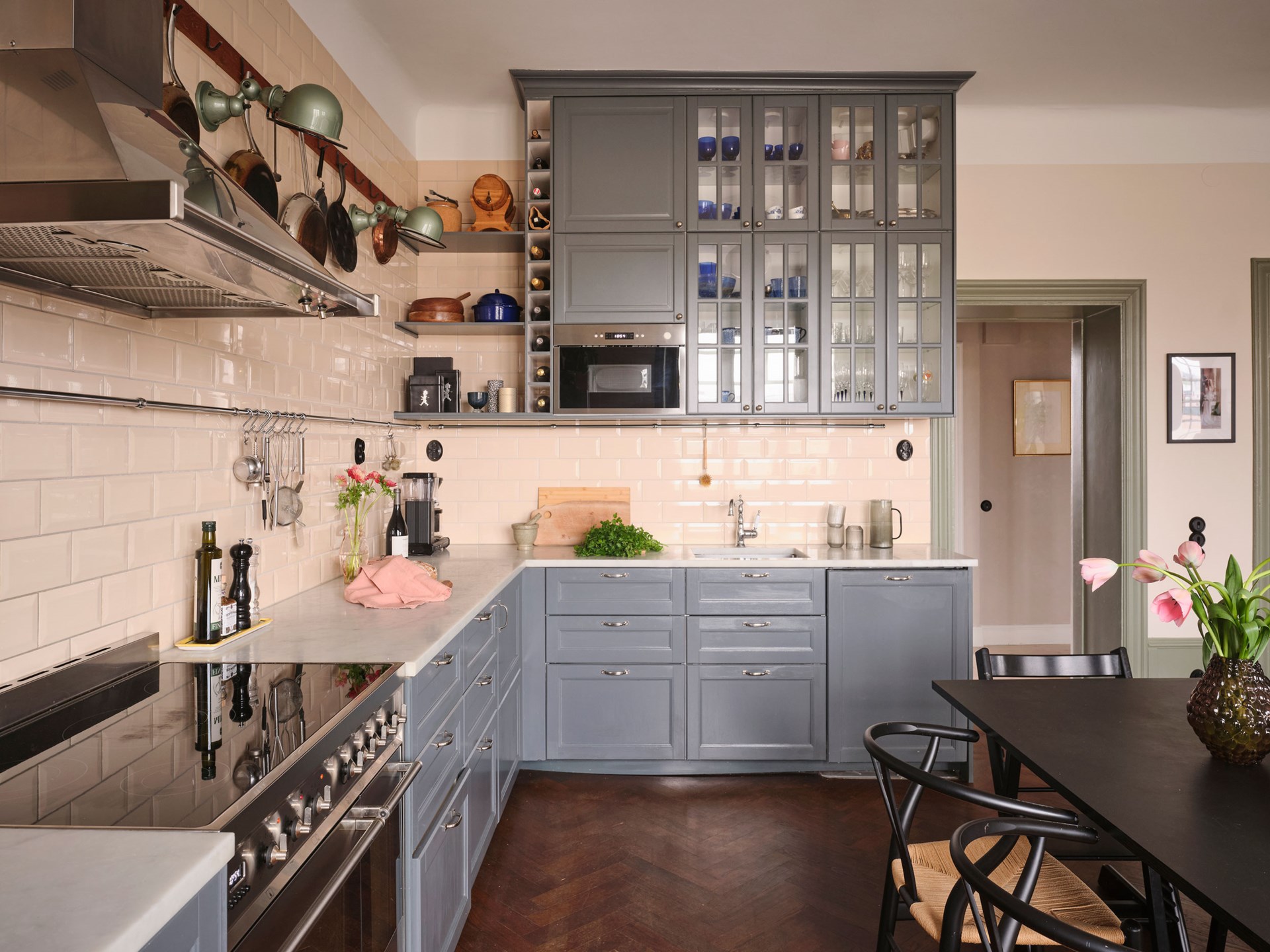 cuisine ouverte grise style campagne chic décoration scandinave en tons doux