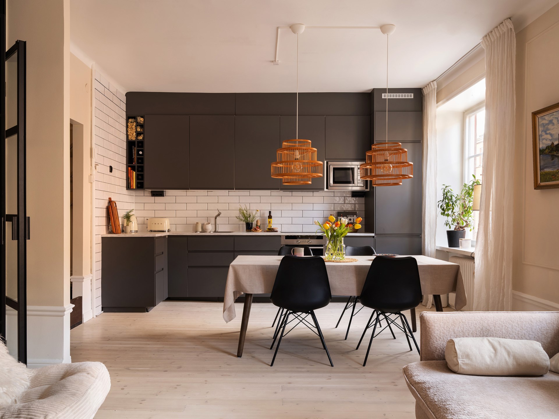 salon salle à manger et cuisine ouverte décoration scandinave beige deux-pièces 51m2 salon salle à manger et cuisine ouverte décoration scandinave beige deux-pièces 51m2