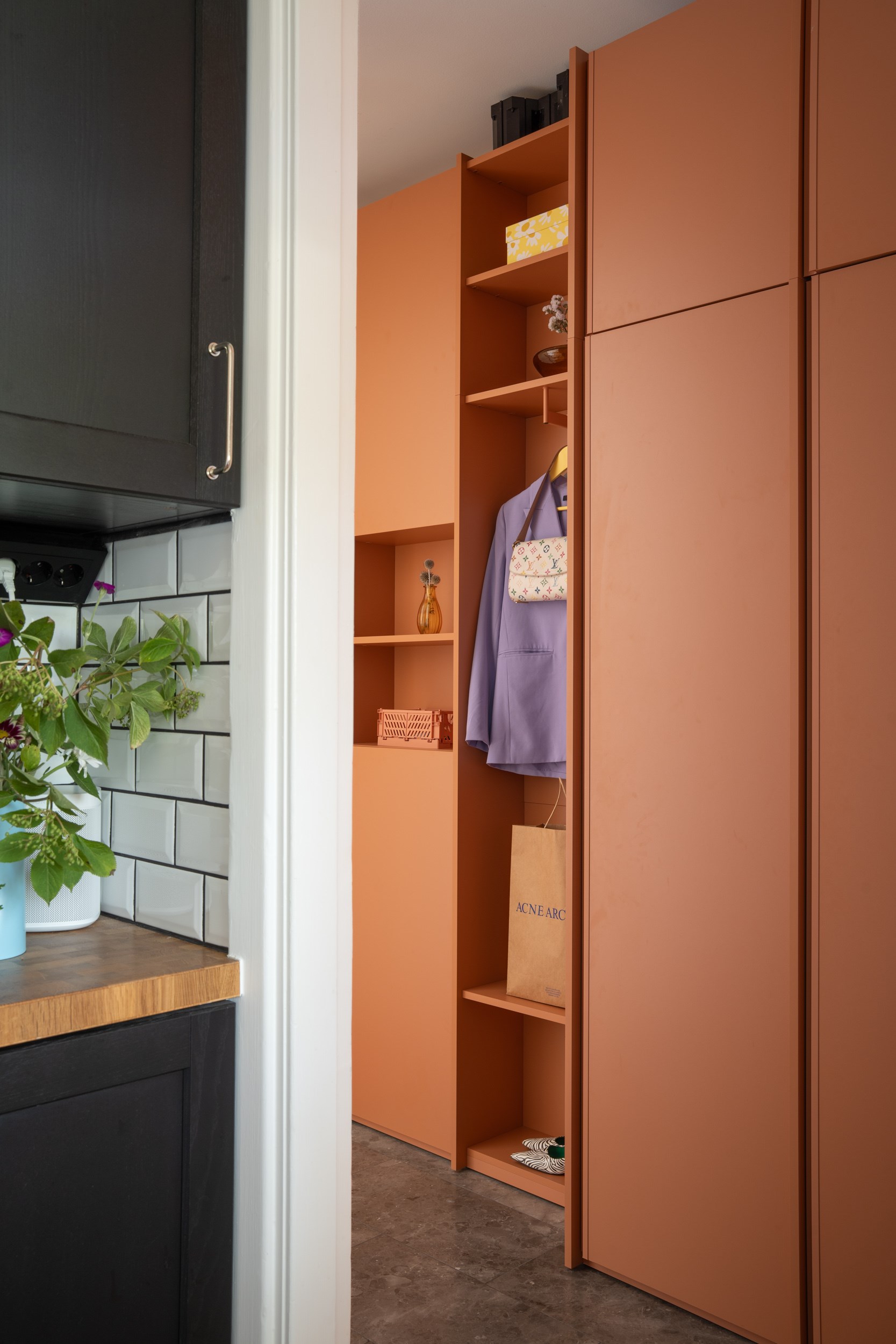 entrée avec meuble sur mesure terracotta appartement 39m2 décoration colorée entrée avec meuble sur mesure terracotta appartement 39m2 décoration colorée