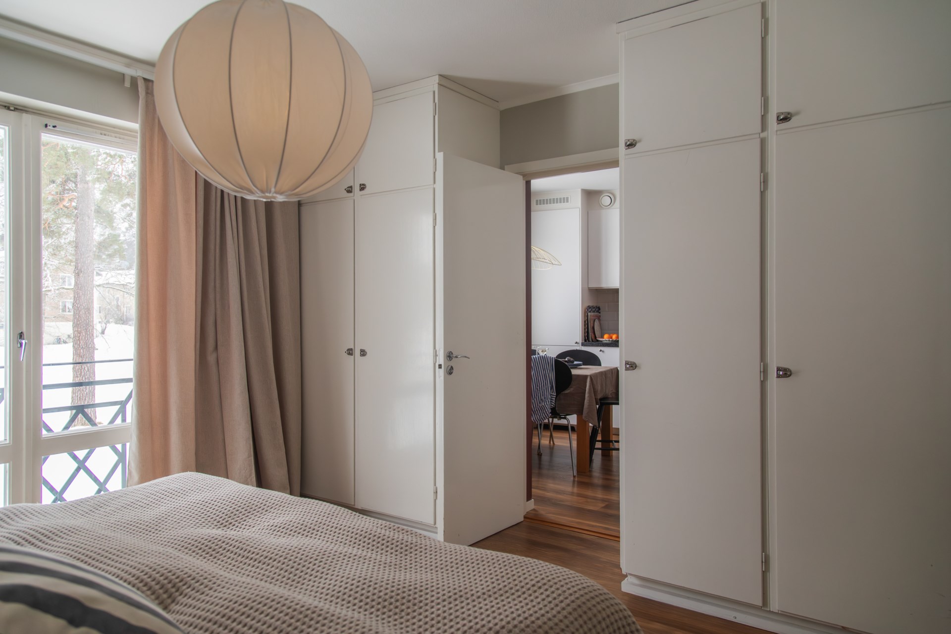 chambre avec placard décoration scandinave vue sur la forêt enneigée chambre avec placard décoration scandinave vue sur la forêt enneigée