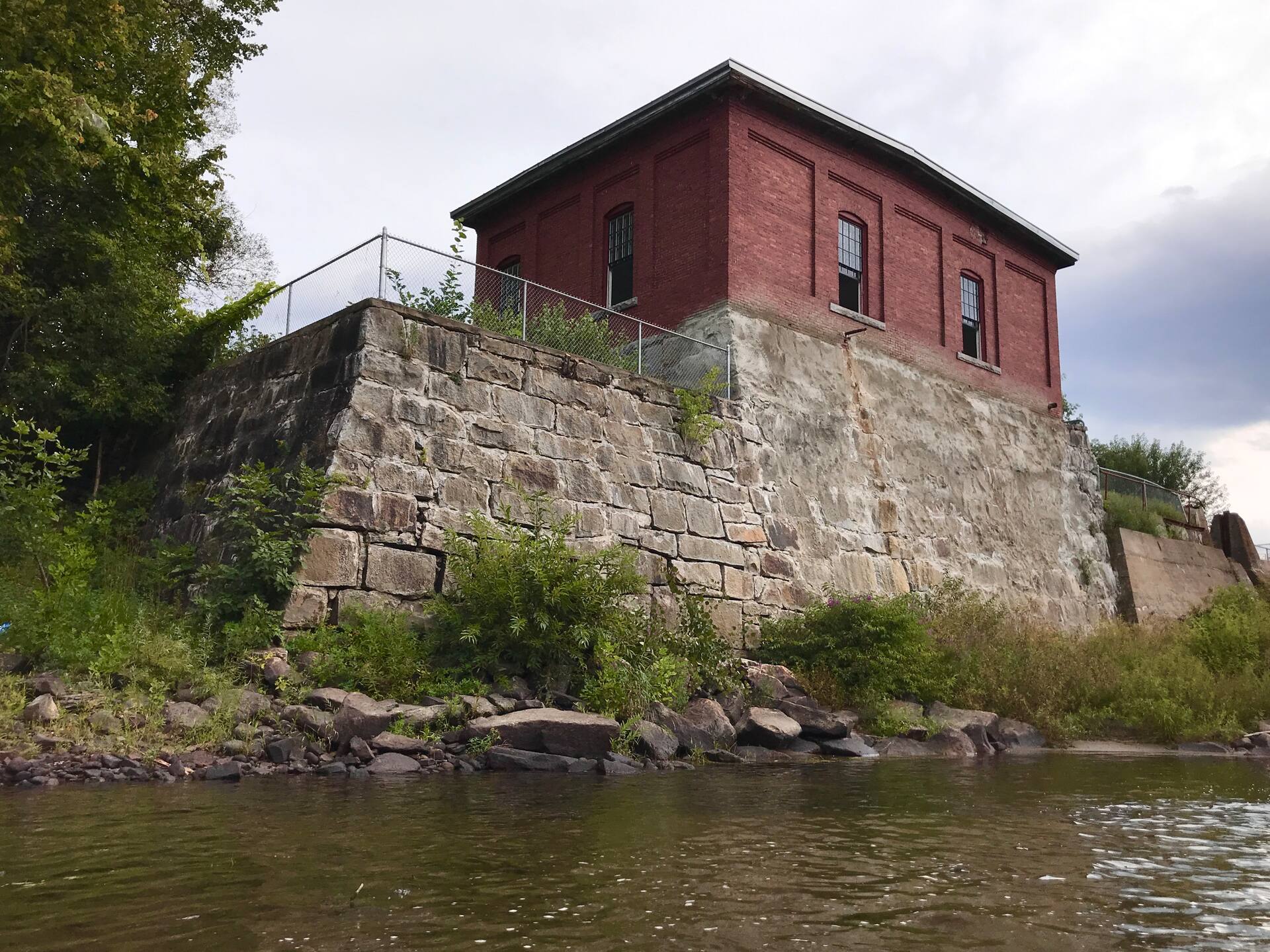 maison ancienne réhabilitée dans une ancienne centrale hydroelectrique Maine maison ancienne réhabilitée dans une ancienne centrale hydroelectrique Maine