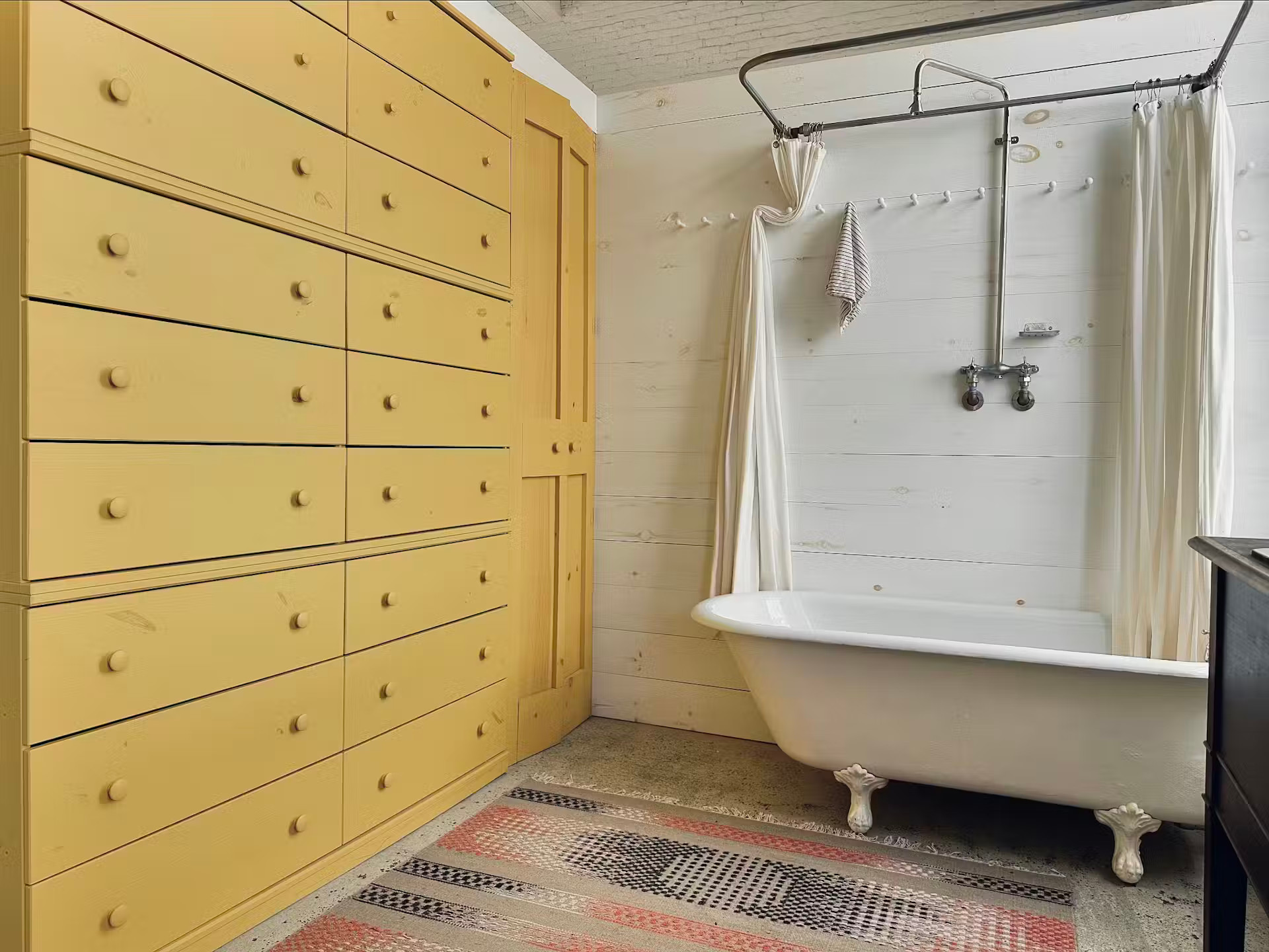 salle de bain avec murs briques blanches maison ancienne réhabilitée décoration vintage salle de bain avec murs briques blanches maison ancienne réhabilitée décoration vintage