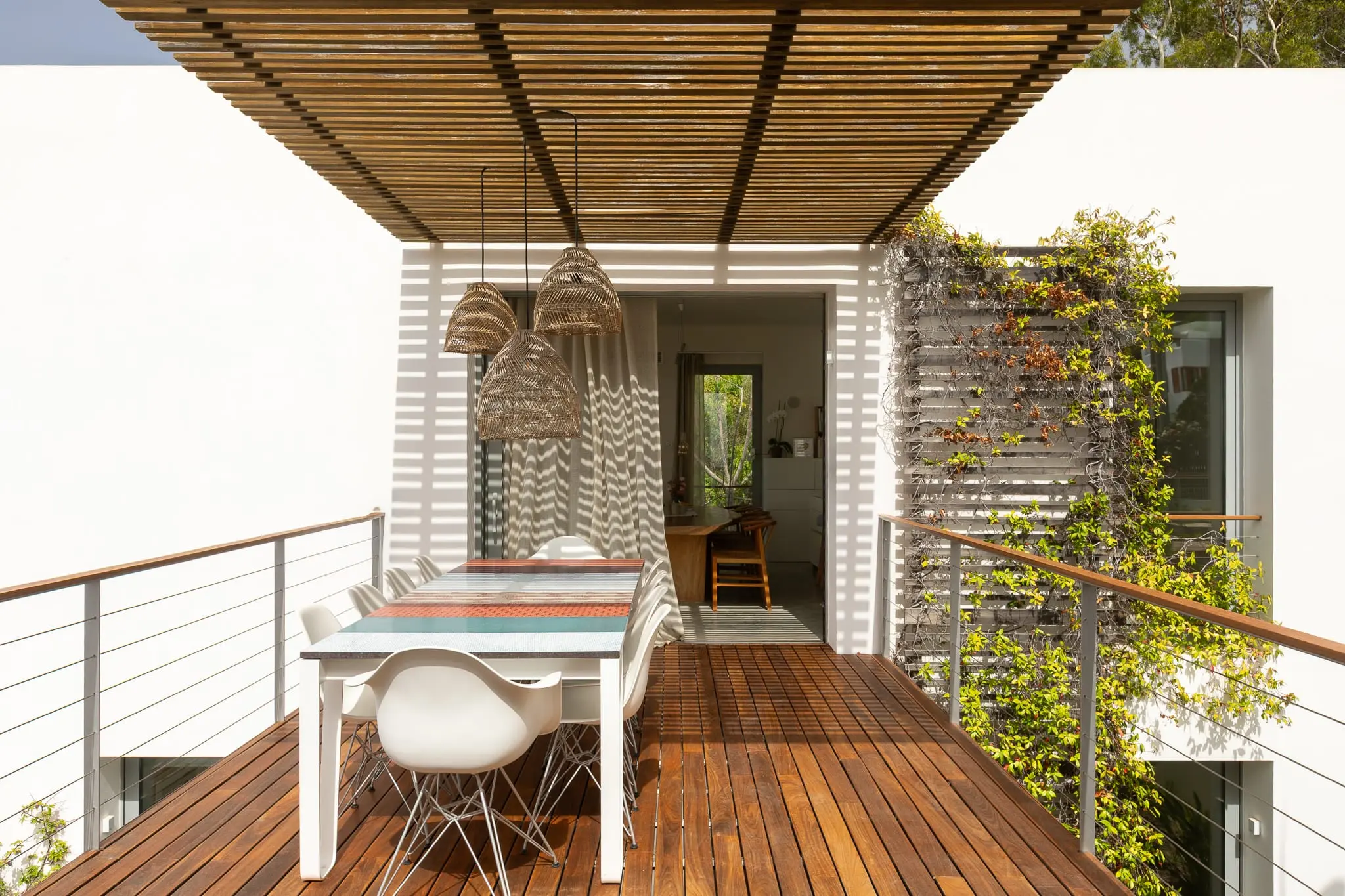 terrasse avec pergola bois maison face à la mer à Ibiza