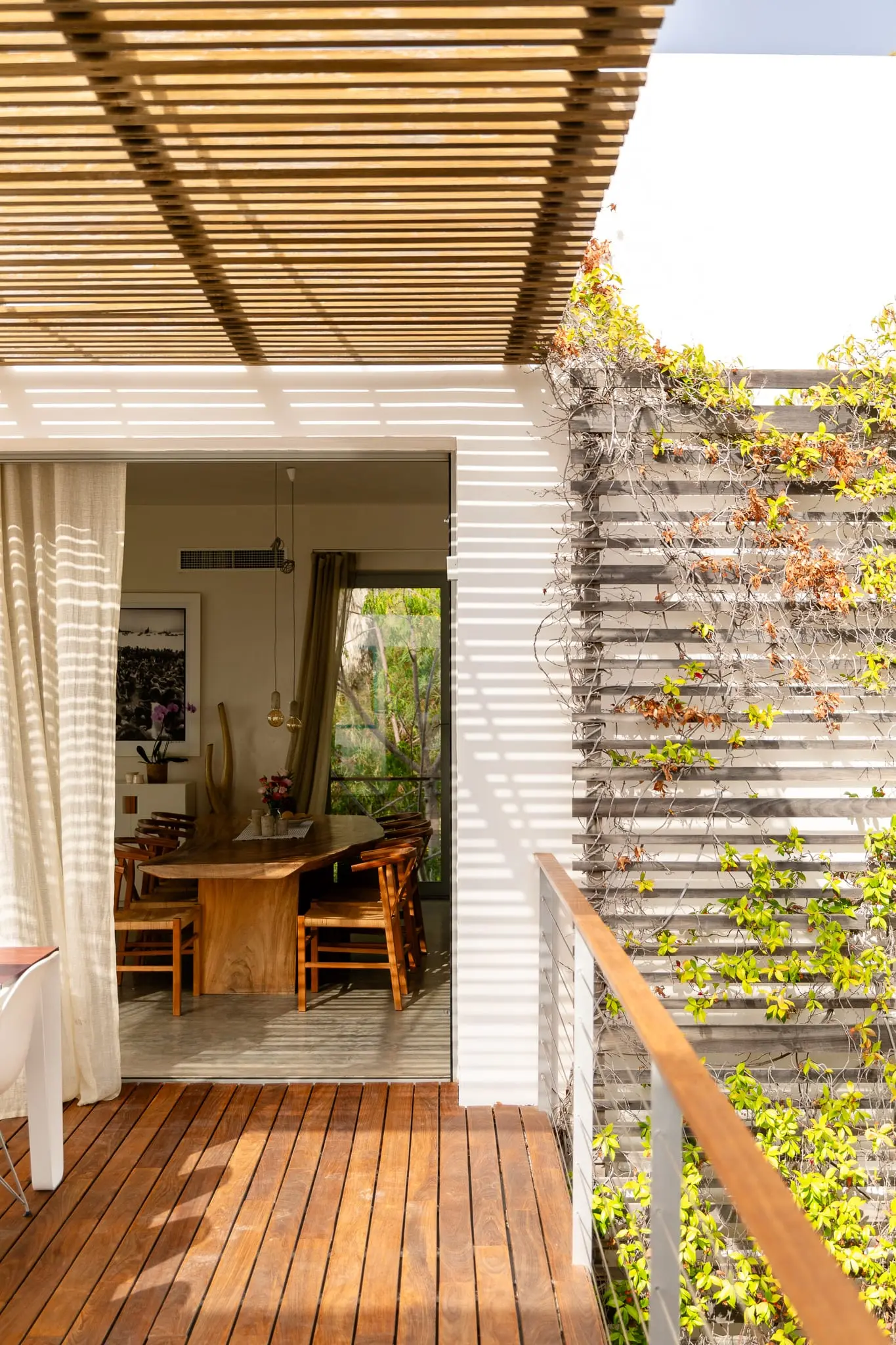 terrasse avec pergola bois maison face à la mer à Ibiza
