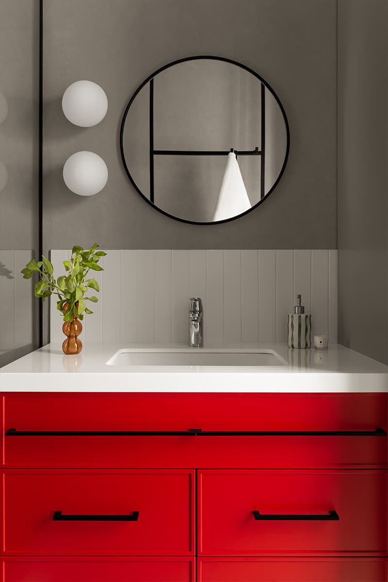 salle de bain rouge et grise deux-pièces 46m2 décoration contemporaine colorée salle de bain rouge et grise deux-pièces 46m2 décoration contemporaine colorée