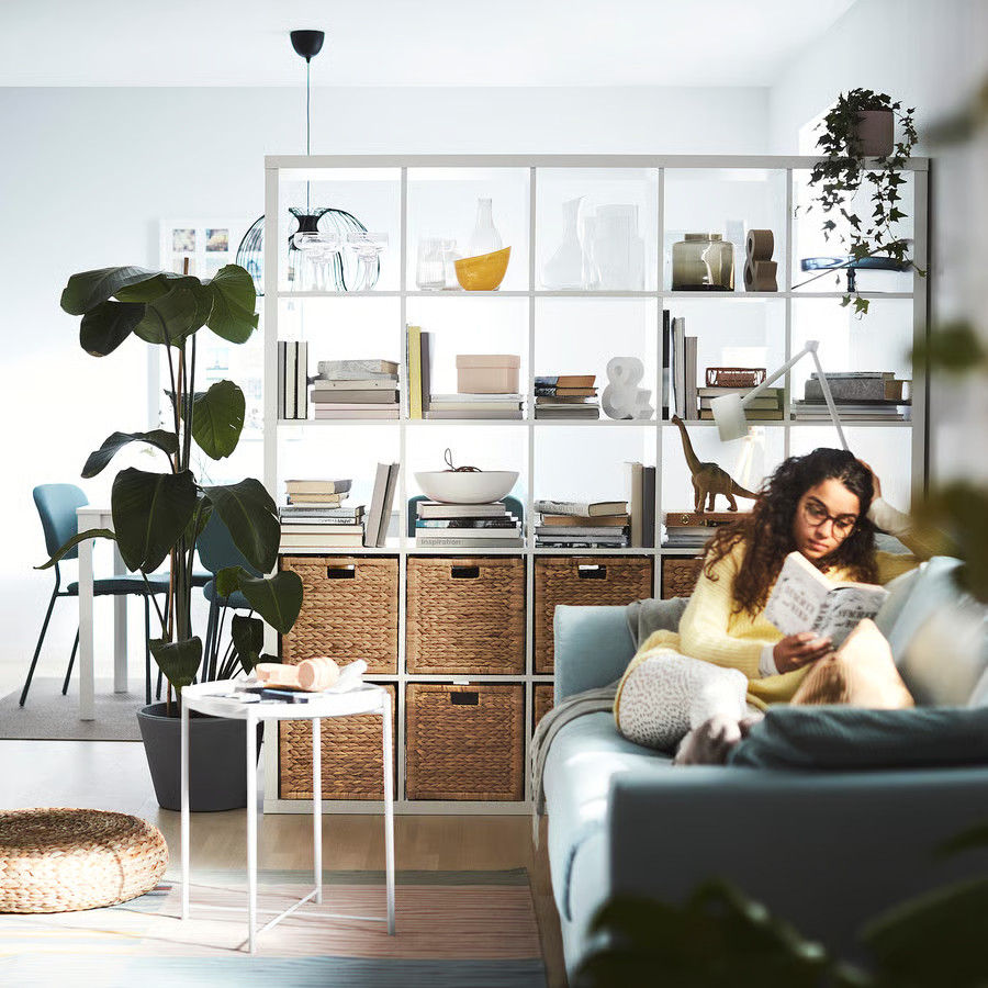 meuble Kallax IKEA en séparation pièce dans studio Les 5 meubles Ikea les plus vendus en France