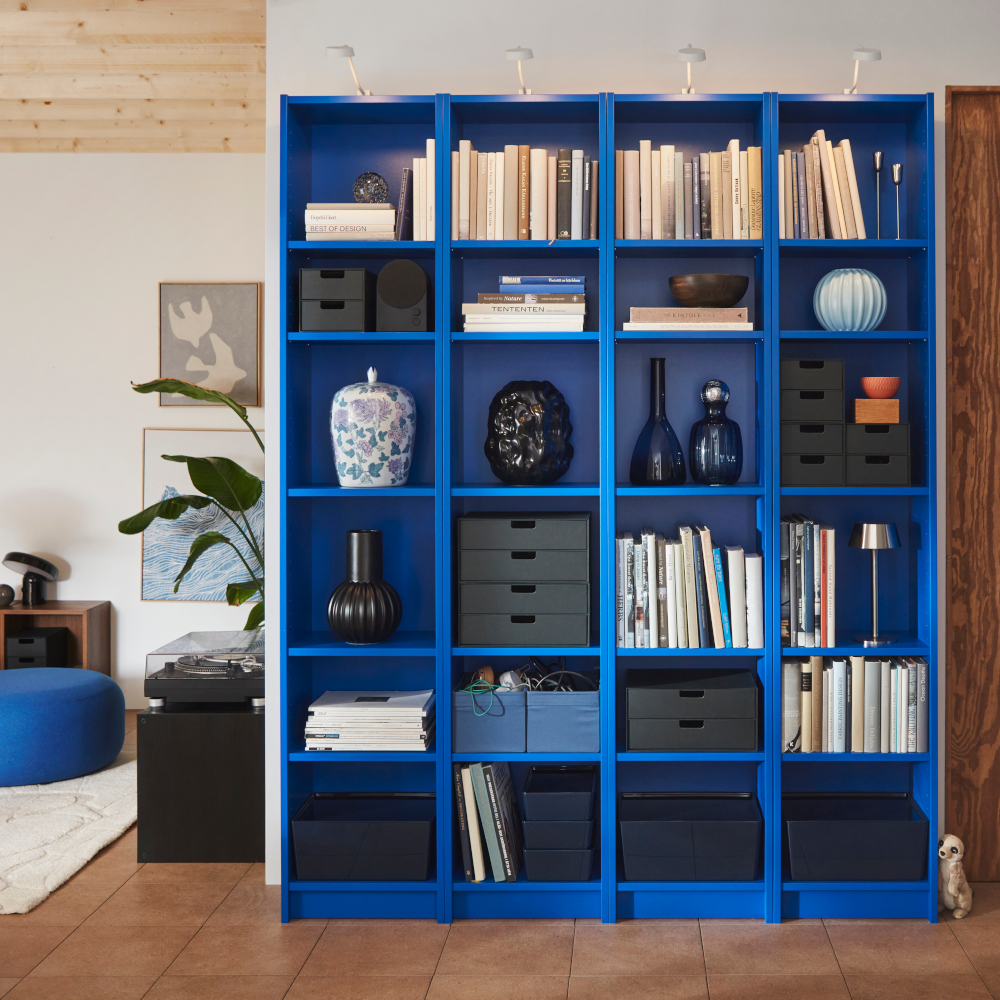 salon IKEA nouveautés avril 2026 avec bibliothèque Billy bleue