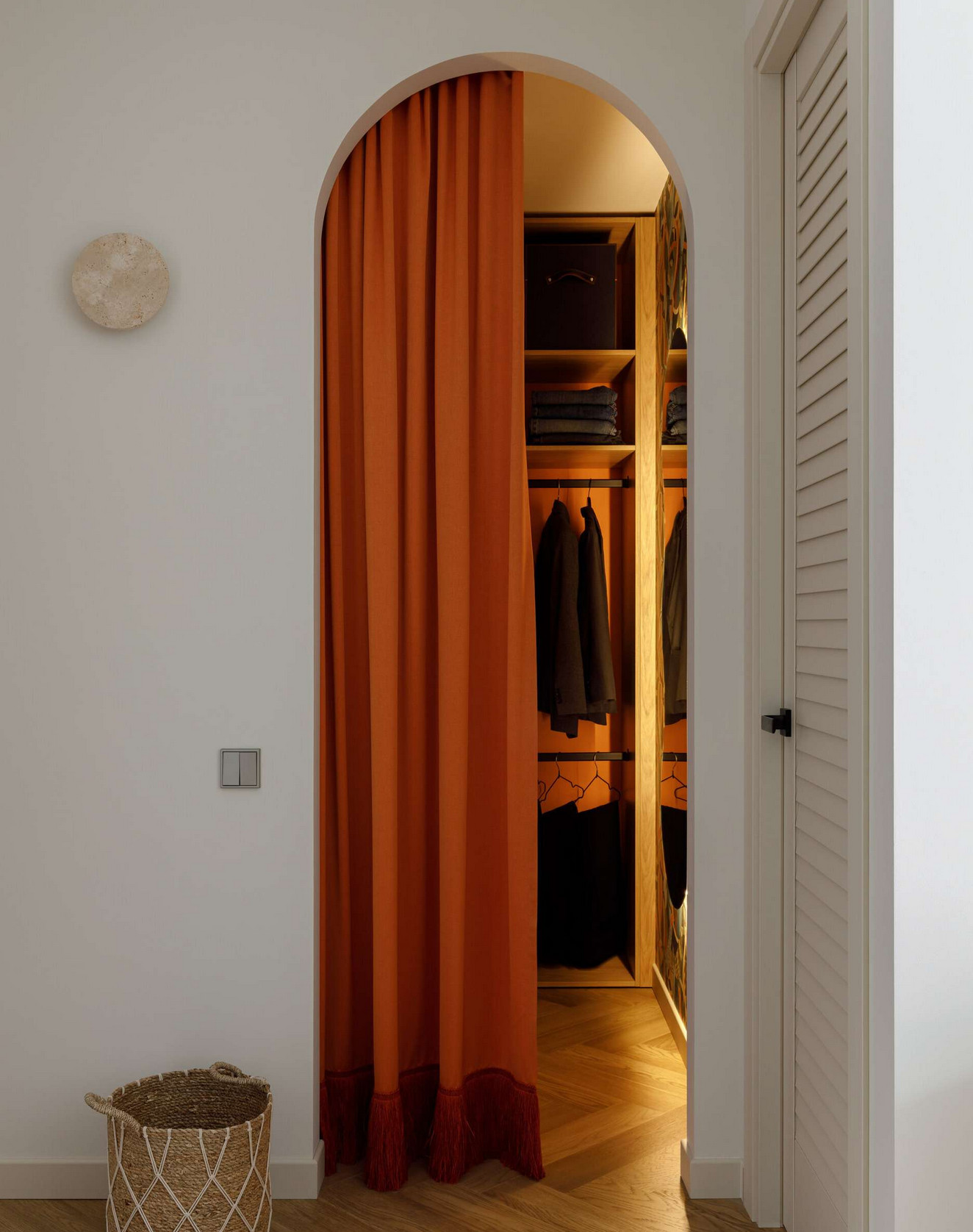 dressing ouverture cintrée fermée par rideau orange deux-pièces de 37m2 décoration contemporaine