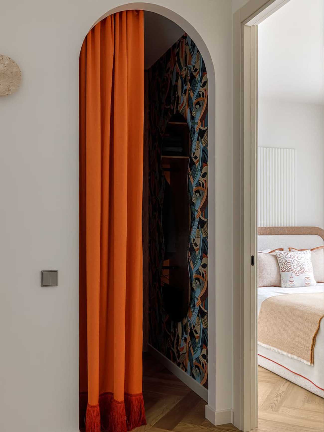dressing ouverture cintrée fermée par rideau orange décoration contemporaine deux-pièces de 37m2