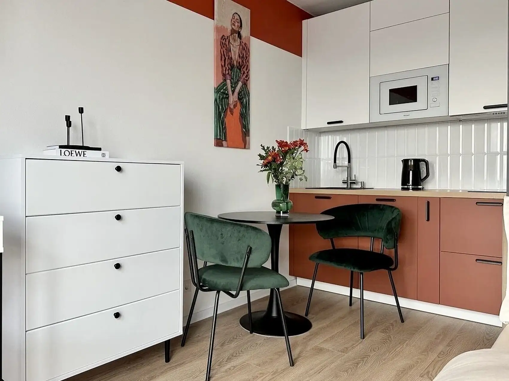 espace repas et cuisine verte et terracotta studio 19m2 décoration contemporaine colorée espace repas et cuisine verte et terracotta studio 19m2 décoration contemporaine colorée
