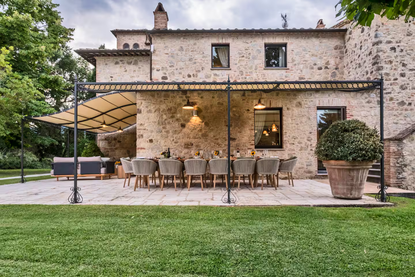 terrasse avec pergola maison en pierres Toscane Italie