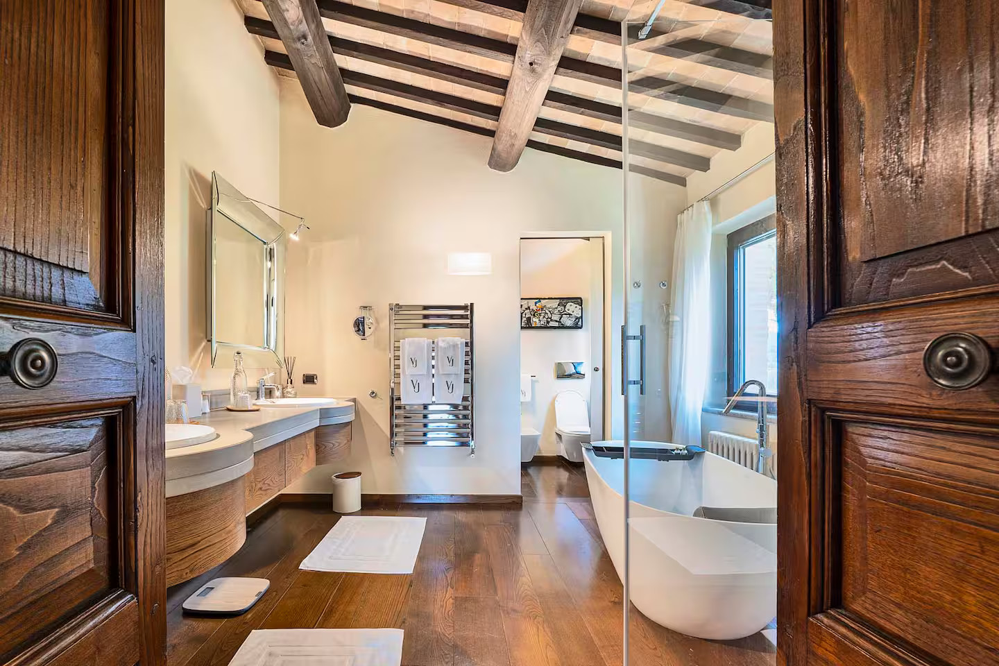 salle de bain design avec poutres maison en pierres Toscane Italie