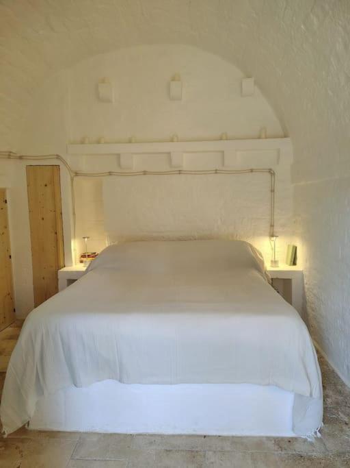 chambre minimaliste plafond voûté maison Pouilles Casa Lama Monopoli
