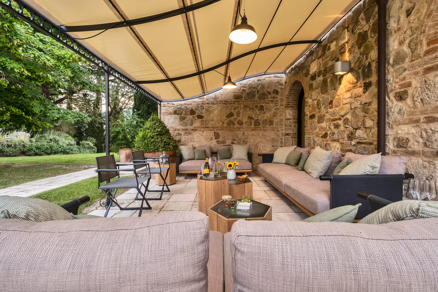 terrasse avec pergola maison en pierres Toscane Italie