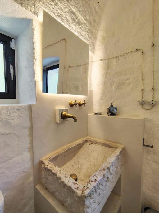 salle de bain rustique chic avec vasque pierre maison Pouilles Casa Lama Monopoli