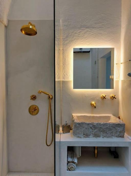 salle de bain rustique chic avec vasque pierre maison Pouilles Casa Lama Monopoli