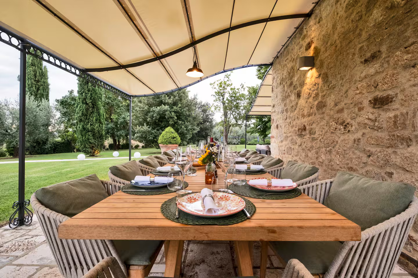 terrasse avec pergola maison en pierres Toscane Italie
