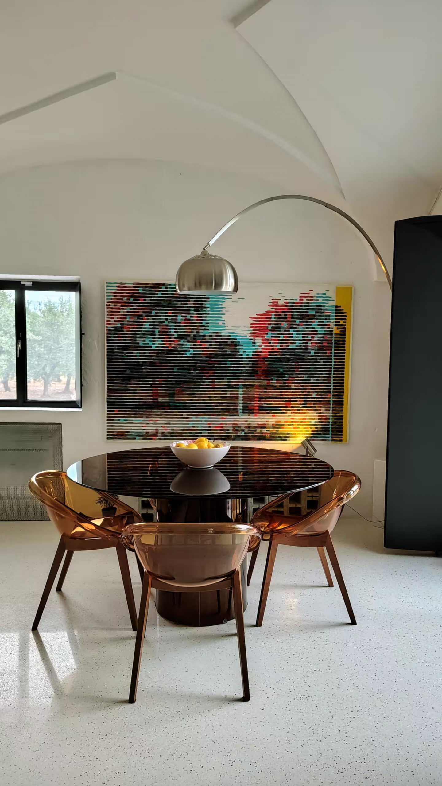 salle à manger décoration design lampe Arco maison Pouilles Casa Lama Monopoli