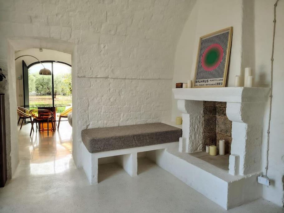 salon avec cheminée tuf maison Pouilles Casa Lama Monopoli