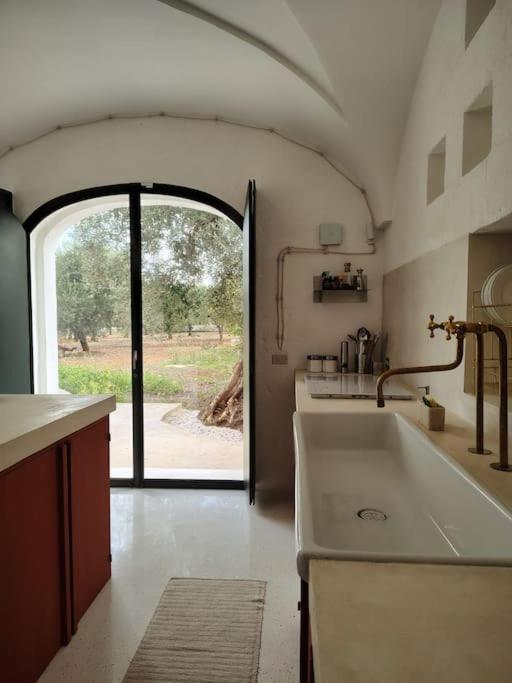 cuisine design rouge maison Pouilles Casa Lama Monopoli