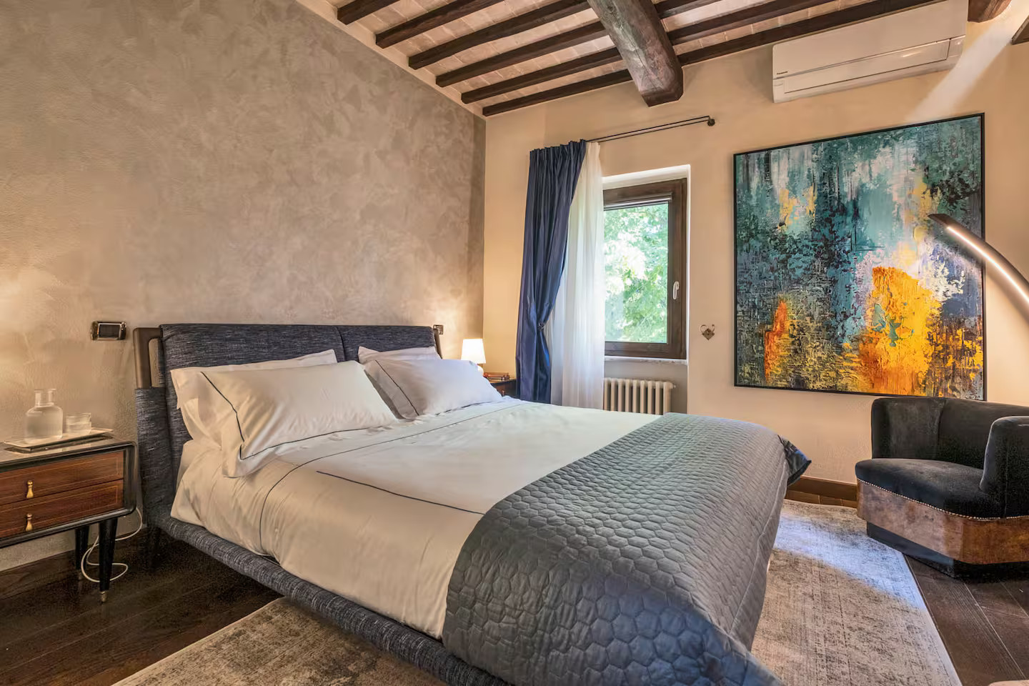 chambre avec poutres décoration contemporaine maison en pierres Toscane Italie