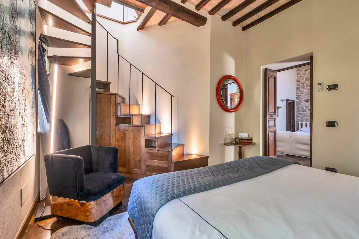 chambre avec poutres et escalier maison en pierres Toscane Italie