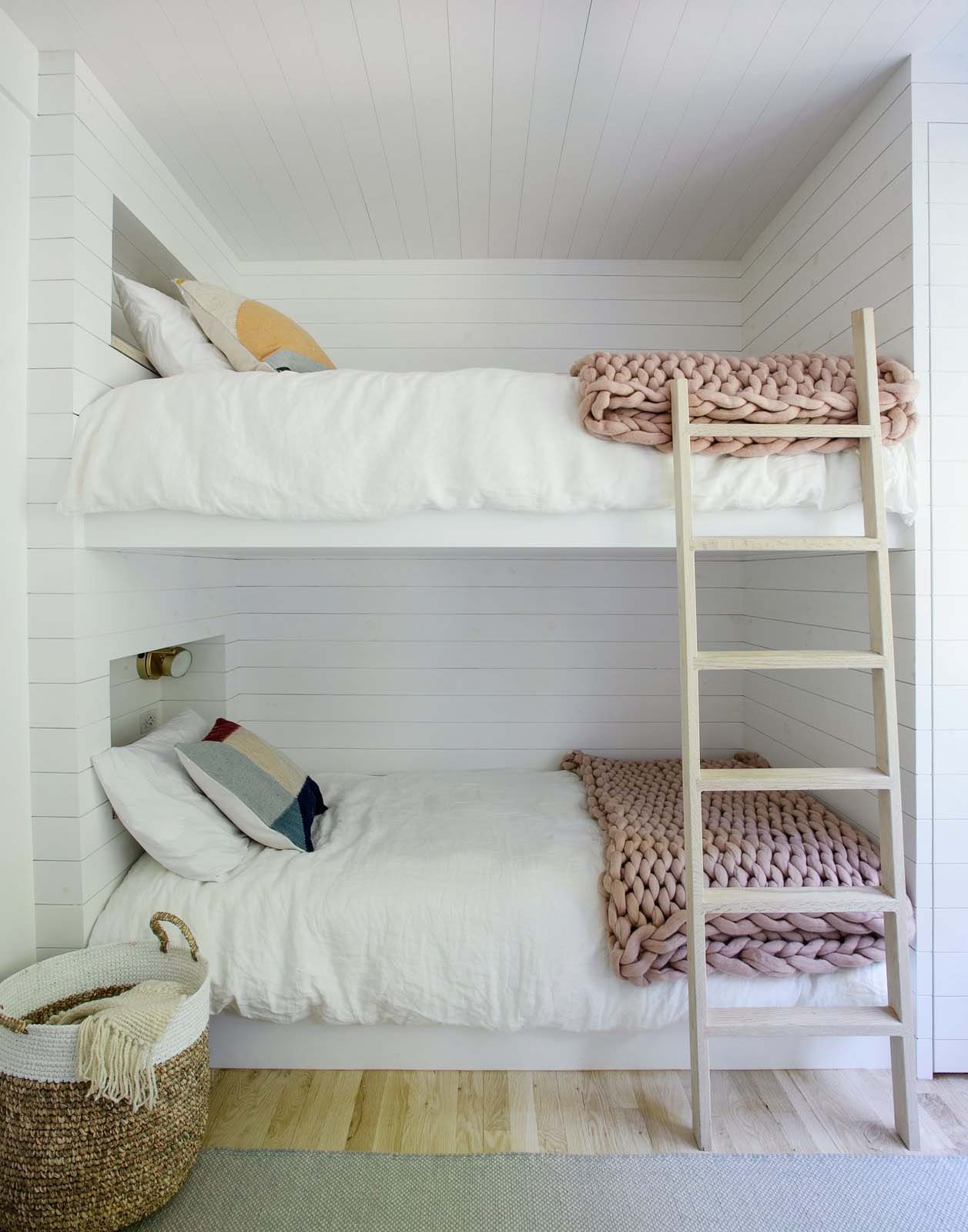 chambre lits superposés décoration contemporaine naturelle et neutre maison de plage Hamptons chambre lits superposés décoration contemporaine naturelle et neutre maison de plage Hamptons