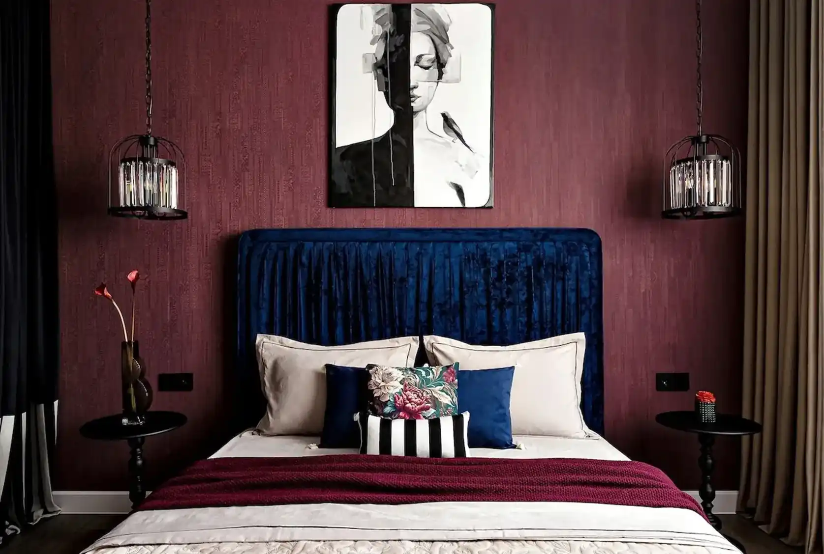 chambre lit bleu mur bordeaux appartement de 45m2 décoration maximaliste et colorée
