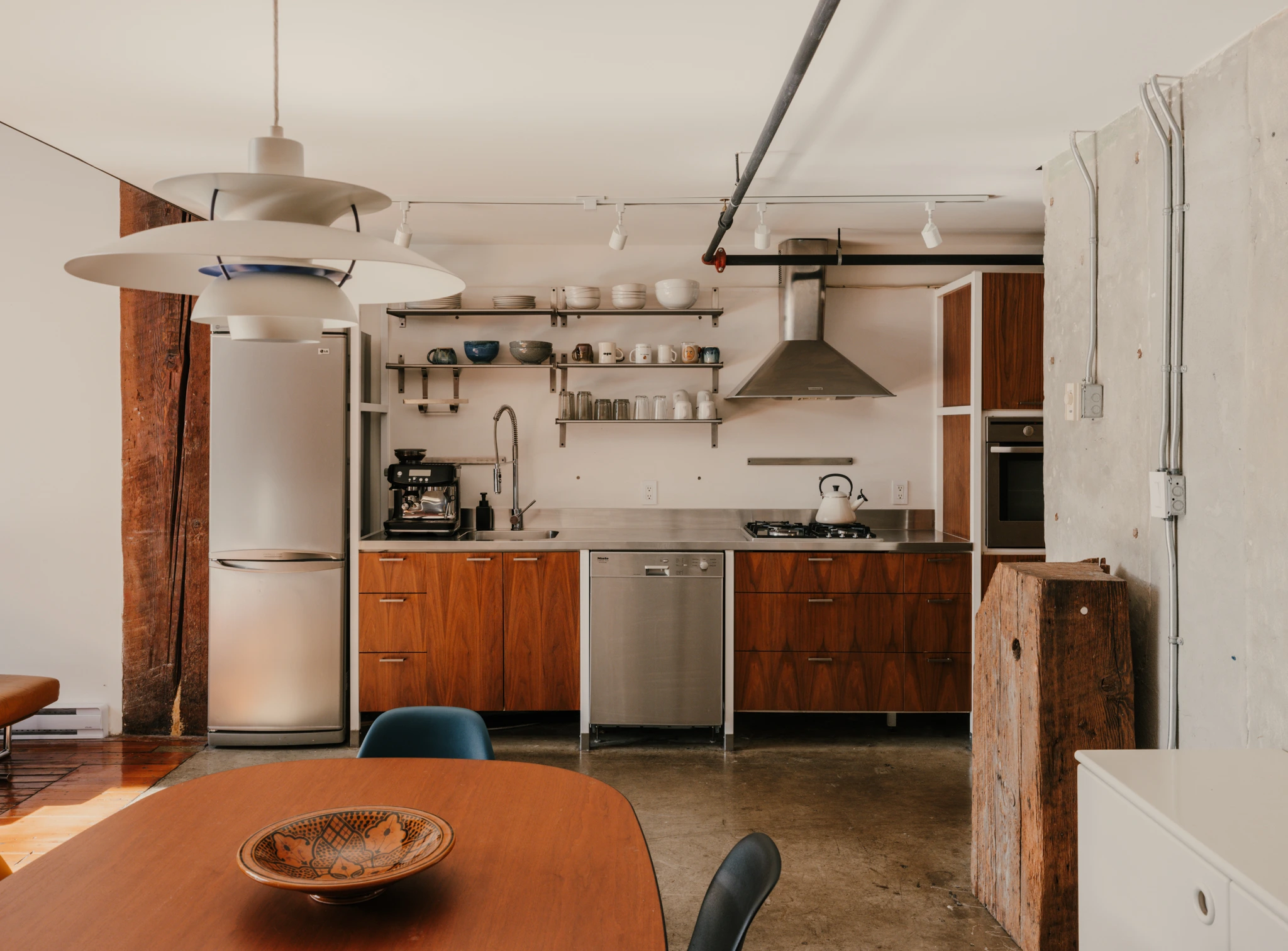 cuisine et salle à manger sol béton appartement ancien à Vancouver type loft avec poutre décoration vintage cuisine et salle à manger sol béton appartement ancien à Vancouver type loft avec poutre décoration vintage