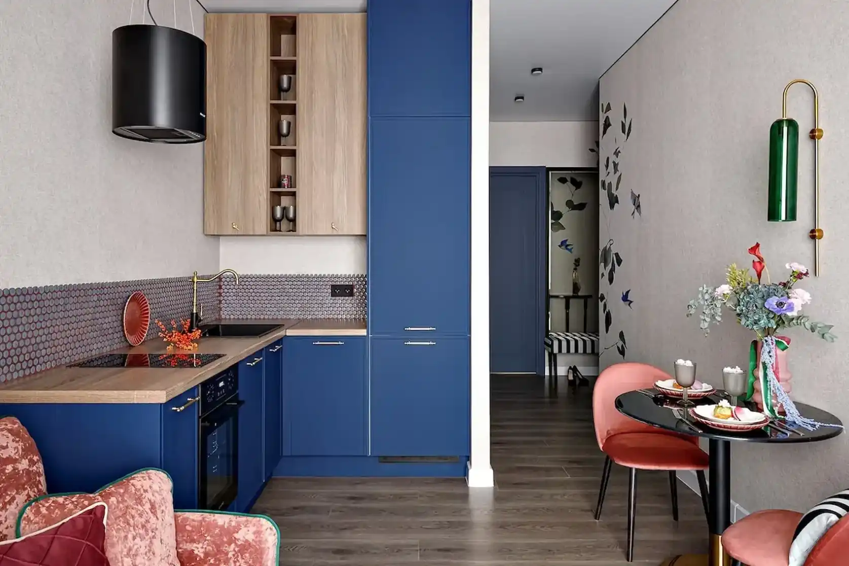 salon et cuisine ouverte bleue et bois appartement de 45m2 décoration maximaliste et colorée