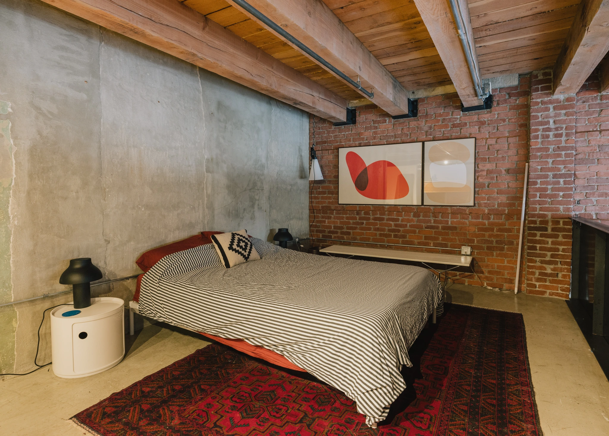chambre appartement ancien à Vancouver type loft avec mur de briques anciennes décoration minimaliste chambre appartement ancien à Vancouver type loft avec mur de briques anciennes décoration minimaliste