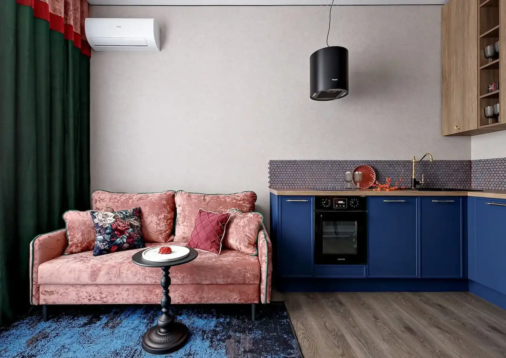salon et cuisine ouverte bleue et bois appartement de 45m2 décoration maximaliste et colorée