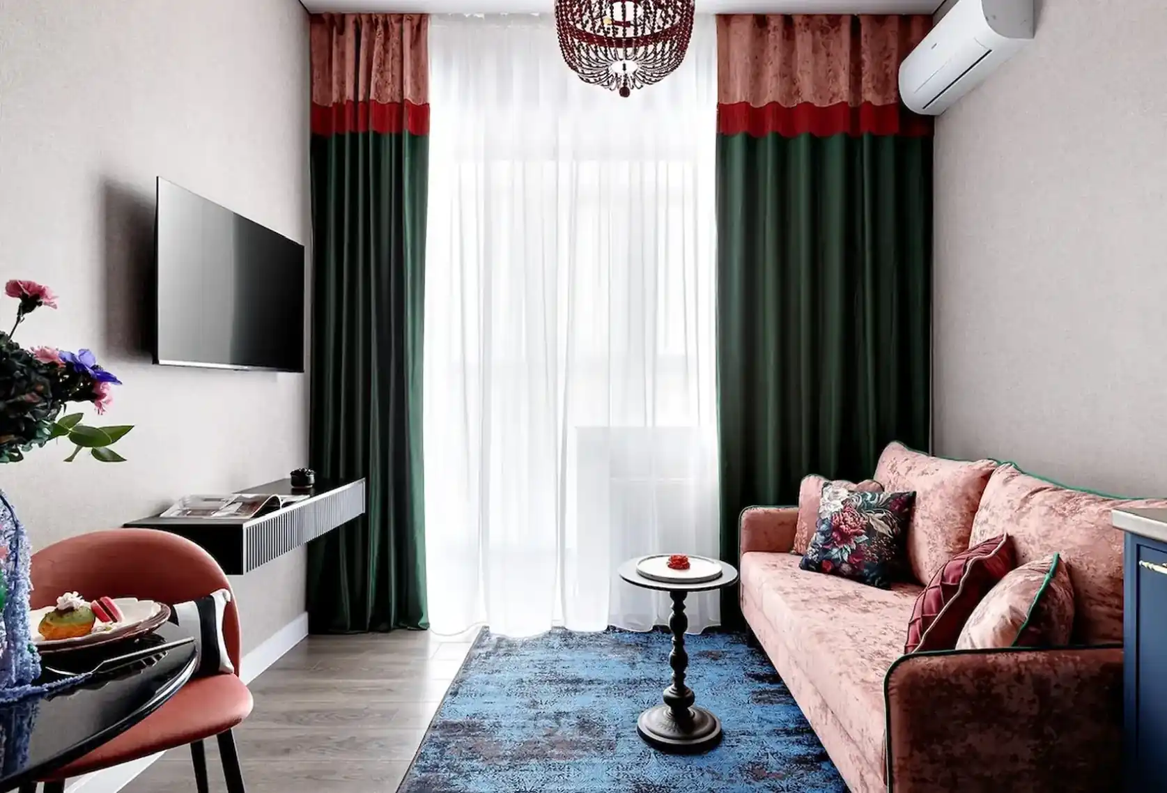salon appartement de 45m2 décoration maximaliste et colorée