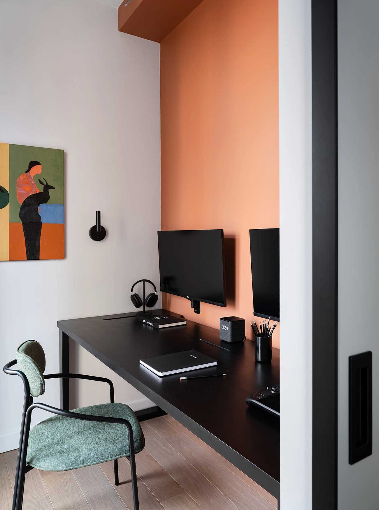 bureau pour le télétravail mur orange décoration design deux-pièces 55m2 bureau pour le télétravail mur orange décoration design deux-pièces 55m2